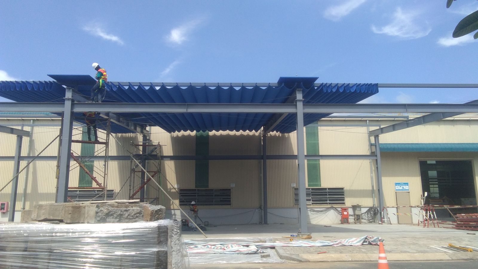 Ứng dụng bạt cao cấp châu âu cho mái che nhà xưởng