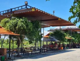 Mái che nào phù hợp với mô hình quán ăn nhỏ – diện tích vừa – vỉa hè?