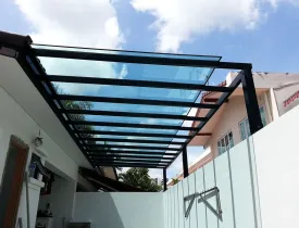 Kinh nghiệm chọn mái che sân trước cho nhà phố vừa đẹp vừa bền