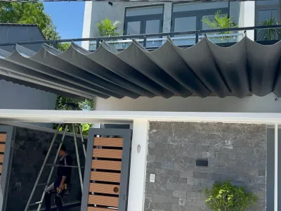 Sân trước nhà phố bị nắng nóng? Thử ngay mái che di động tiện lợi!