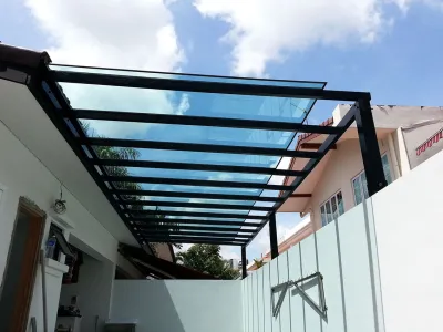 Kinh nghiệm chọn mái che sân trước cho nhà phố vừa đẹp vừa bền