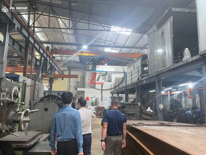 kỹ thuật viên khảo sát mái xưởng trước khi thi công chống nóng