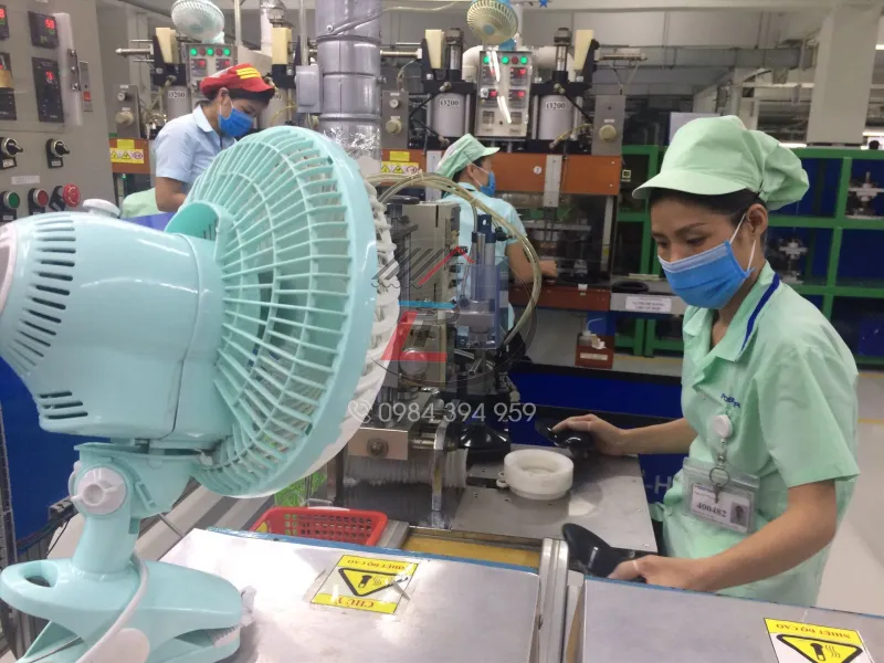 Công nhân làm việc trong nhà xưởng nhiệt độ cao ảnh hưởng năng suất