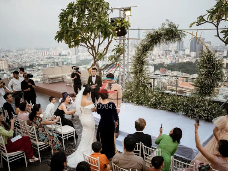 Sân thượng làm nơi tổ chức tiệc tùng