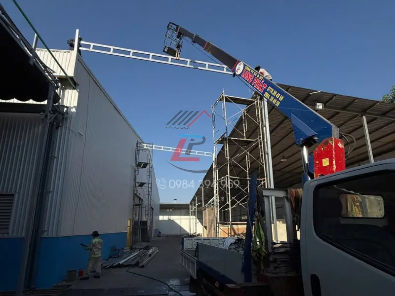 Long phát đang thi công công trình lắp đặt mái che cho nhà xưởng