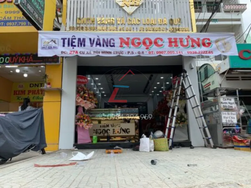 Mái che mặt tiền tiệm vàng